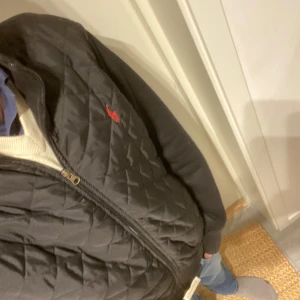 Polo Ralph lauren cardigan - Vid snabb affär kan jag dra ner priset till 849. Skit snygg polo cardigan som tyvärr sitter lite lite pösigt på mig, skulle säga att den sitter perfekt på nån mellan 175-180 Jävligt bra skick o passar skit bra till våren.  Skick 9/10 