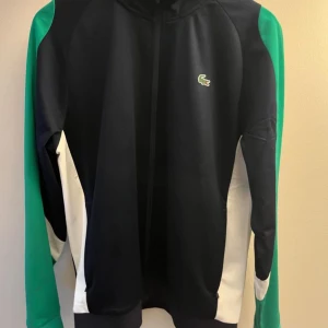 Lacoste Hoodie - Lacoste zip hoodie i storlek Large. Säljes då den inte passar mig. Ny pris:1500kr Skick 10/10. Inga defekter.