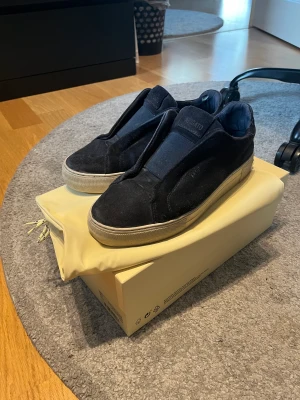 axel arigato - säljer nu mina axel arigato laceless, 7,5/10 skick stl 42. nypris 2500, pris kan diskuteras 