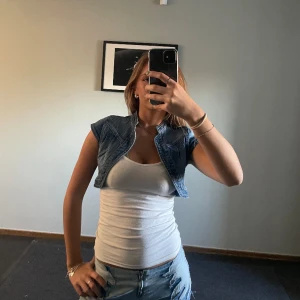 Bolero i denim - Så cool. Köpt second hand och har inga defekter. Använder inte längre. Storlek s jag brukar ha xs och den sitter perfekt. 