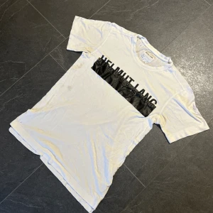 Vintage Helmut Lang t shirt - Fin rätt sliten helmut lang t shirt, små fläckar och hål, jättefin skriv för bilder och mått