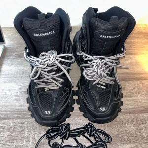 Balenciaga skor - Äkta Balenciaga skor i storlek 38, jättebra skick, kartong och påse medföljer.