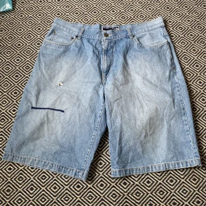 Enyce baggy jorts - De är i hyfsad bra skick. Midjevidden är 50 cm.