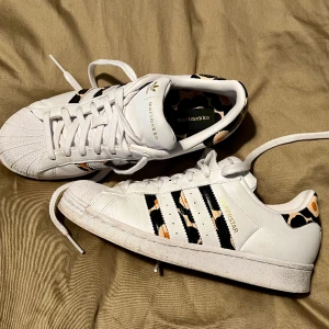 Adidas x Marimekko Superstars, 41 - Adidas x Marimekko Superstars sneakers i fint skick. Storlek 41 1/3.