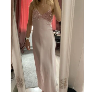 Satinklänning Rosa - Använd en gång. Jättefin men blivit för liten. Dragkedja finns för att lättare få på. Banden går att justera längre och kortare 💕