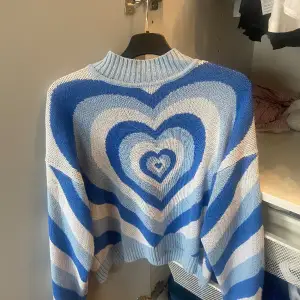 En stickad blå hjärt tröja! Bra skick! Inga smutsfläckar, säljer för har inte andvänts på länga. Första bilden är min, andra är lånad!