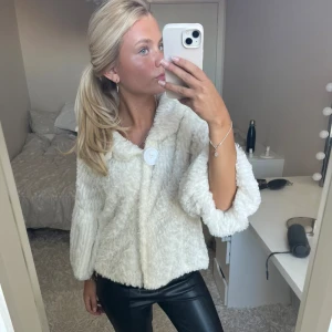 Päls kofta / bolero - Säljer denna päls kofta / bolero. Knappen går inte att fästa, men kan lösas med en säkerhetsnål som jag har gjort på bilden. Har du någon fråga är det bara att höra av dig🫶🏻