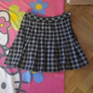 Rutig divided schoolgirl midjekjol  - Storlek; 38