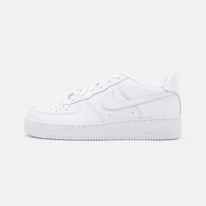 Air force 1 skor - säljer mina airforce skor då dom har blivit lite försmå och inte kommer till användning längre💖
