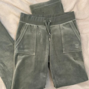 Juicy Couture byxor Thyme 💚 - Nästan aldrig använda juicy couture byxor i färgen thyme, som nya ✨ Nypris 1 199kr  Storlek XS 