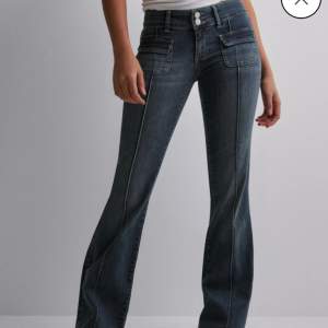 Säljer dessa poppis jeans från Nelly, blivit tyvärr försmå. Strl 34 använda 5 gånger.  Midjemått: 74, Innerbenslängd: 80. Är i 165