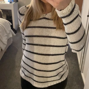 randig stickad tröja💕 - väl använd i fint skick💕