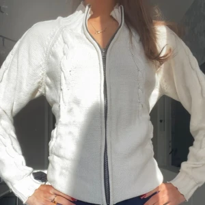 Kabelstickad kofta - Super fin kofta , jätte bra skick🫶🏼