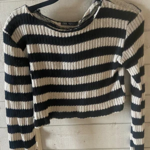Randig stickadtröja  - Randig tunn stickad tröja i storlek s, ifrån Zara!