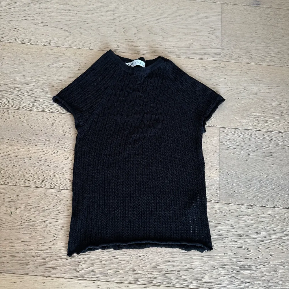 Säljer denna svarta tröjan från Zara i storlek S. Säljer den för att den inte kommer till användning. Använd få tal gånger och är i bra skicka. Skriv för mer info, kan också köpas nu! . T-shirts.