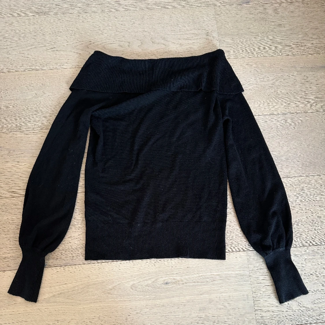 Svart off-shoulder tröja  - 91