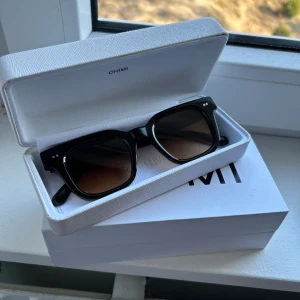 Chimi  - Säljer mina Chimis som jag köpte förra sommaren. De är i storleken större än de vanliga och man får med både boxen, fodralet och duken (påsen fattas dock). Lite små repor på själva ramen men inget som är särskilt synligt. Köpta för 1200kr🫶