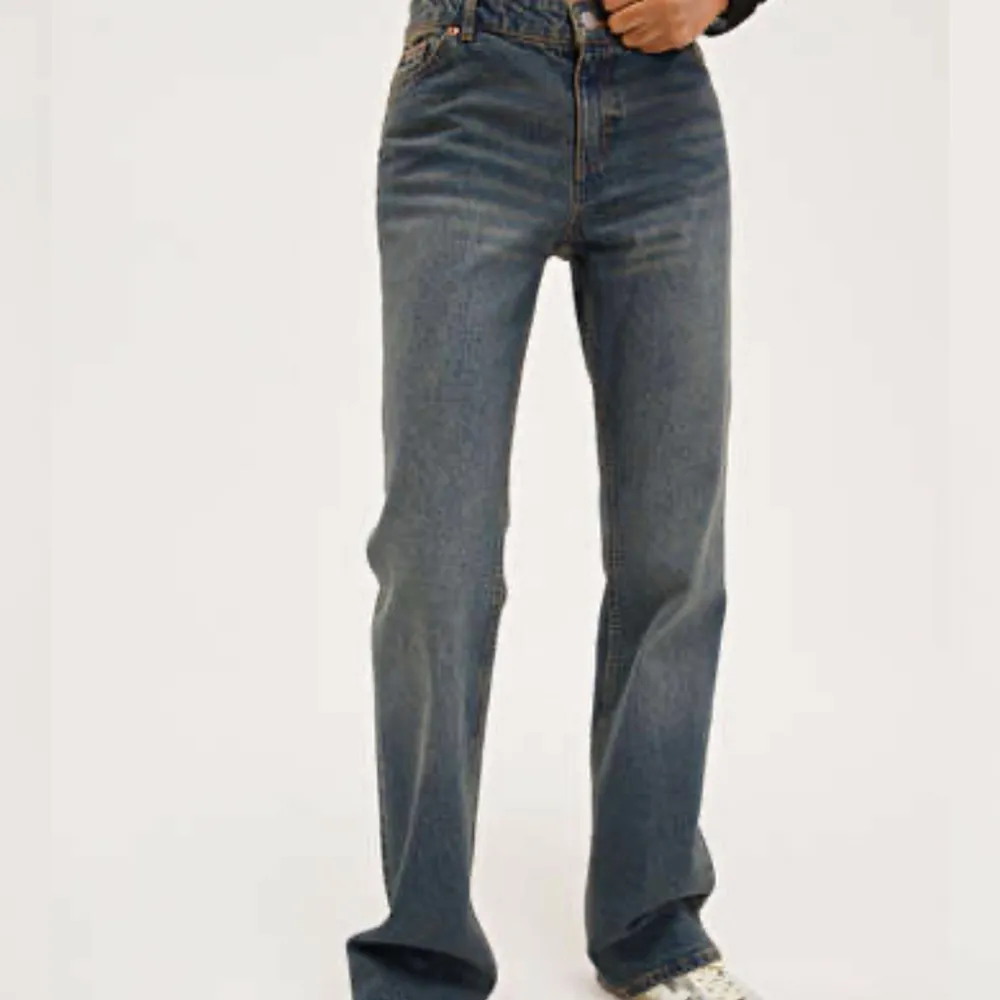 färgen som är på den andra bilden. Jeans & Byxor.