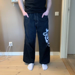 Jeans med tryxk - Jeans med coolt tryck storlek 42