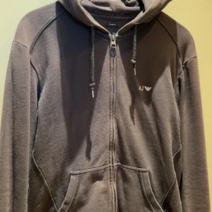 Vintage Armani jeans zip tröja  - vintage Armani jeans zip tröja med Armani monogram i luvan   Plagget är lite utvättad men ser fortfarande jätte bra ut 