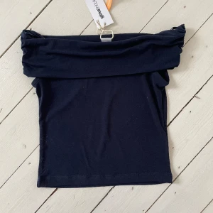 Off shoulder tröja  - Säljer denna jättefina slutsålda offshoulder toppen från Young Gina ! 🩷 Säljer då den tyvärr var lite för liten för mig ❤️Köpare står för frakt 