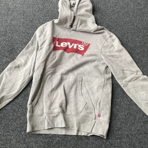 Levis hoddie  - Välanvänd och saknar snören, köparen står för frakt och kan samfrakta 😌