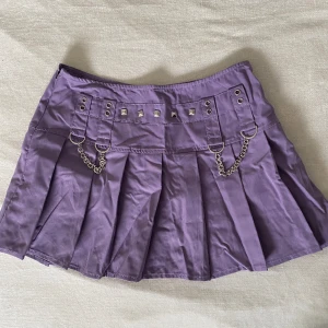 Kjol - Söt kjol med nitar och kedjor. Superfin men bara legat i en låda och aldrig blivit använd, söker nu kärlek från någon annan. Storlek M 