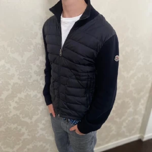 Moncler cardigan - Säljer min cardigan då jag inte har något intresse av den längre, köptes på plick men är äkta som man ser på industry tagsen. Condition 8/10, Nypris: ca 9000 | Mitt pris: 3300. Fraktar via postnord eller möts upp i stockholm! Vid fler frågor skriv!😄