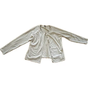 Stickad kofta - Säljer denna stickade kofta som trendar perfekt nu till våren🌸passar mig som är S/M