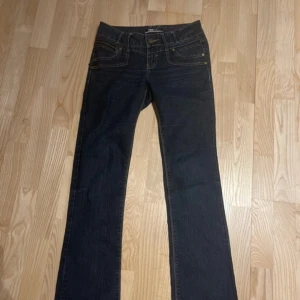 Snygga jeans - Super snygga jeans från yes yes som jag säljer för att dom tyvärr inte passar längre. 