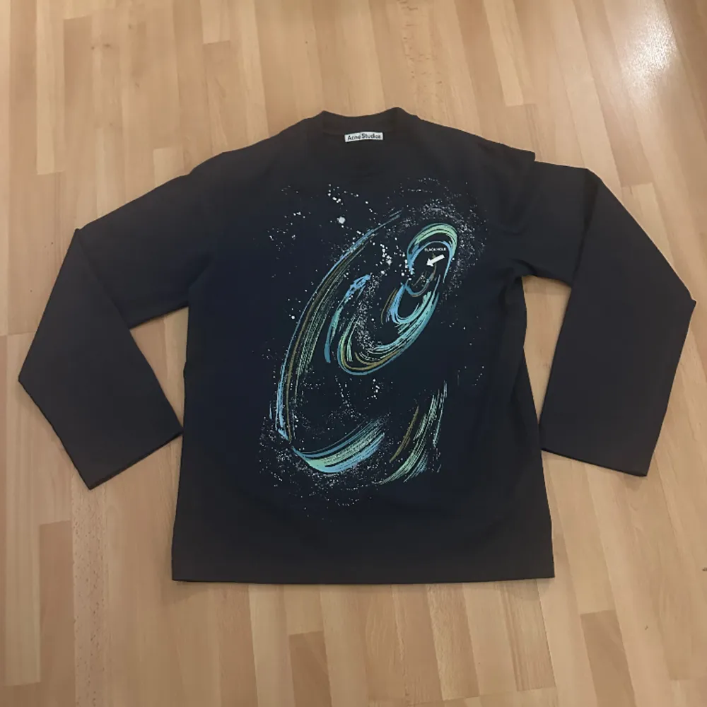 Knappt använd longsleeve från ACNE STUDIOS, asfett tryck med grym kvalle, hela tröjan är riktigt grym kvalle om jag ska vara ärlig, size XS men sitter oversized så denna passar allt från S-L, ärmarna är skitnajs raka, fler frågor kom DM!!. Tröjor & Koftor.