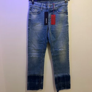 Blåa jeans  - Hej, säljer ett par helt nya oanvända jeans med tagg kvar, köpt hos Cambio. Säljer dessa för jag har bytt still och dessa byxor aldrig kom till användning