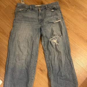 Säljer mina levi’s jeans då dom inte längre passar, köpt för ungefär 1 år sen men ändå i fint skick. Storlek 31 längd 30. Original priset är 1 200💕