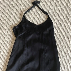 Zara klänning - Svart halterneck Zara klänning i stl M men liten i storleken. Aldrig använd.