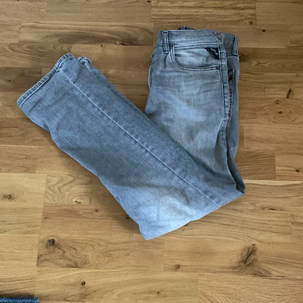 Tjena! Säljer ett par replay jeans. Väl omhändertagna och utan defekter. Hör av er vid frågor eller funderingar.. Jeans & Byxor.