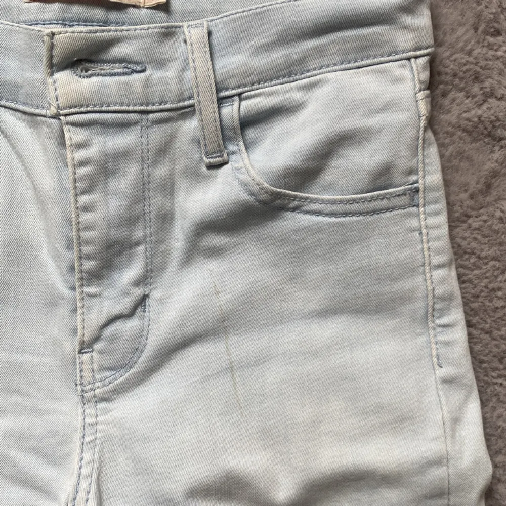 Använt fåtal gånger, hel överallt men ett sträck på framsidan uppenbar låret (se bild) som en går bort i tvätten.  Köparen står för frakten. Jeans & Byxor.