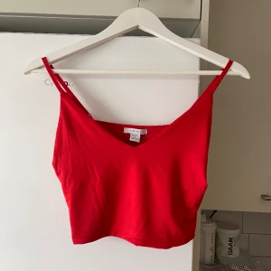 Röd crop top - Toppenskick, skönt och glansigt material