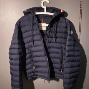 moncler eus - säljer nu min moncler eus då den blivit lite liten. köpt på plick för ett tag sen. riktigt bra skick. inga fläckar eller så. nfc funkar och även qr kod. kp för fler frågor/bilder