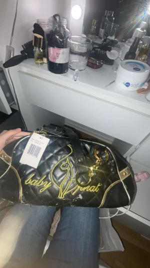Baby Phat Väska - Säljer min väska från Baby Phat, det är lite sönder, väskan är svårt att få tag i  Priset kan diskuteras 