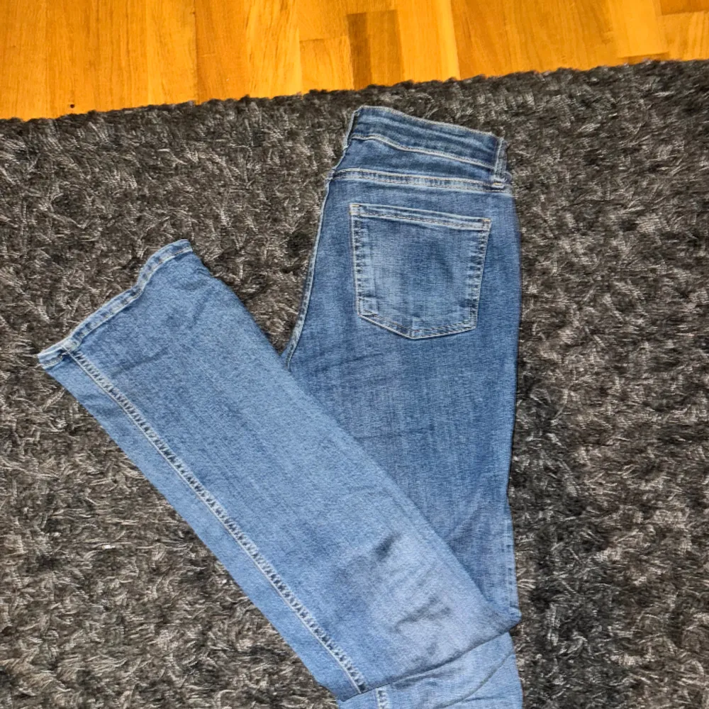 De populära bootcut jeansen från Zara som ej kommer till användning. I väldigt bra skick, endast använda fåtal gånger.. Jeans & Byxor.