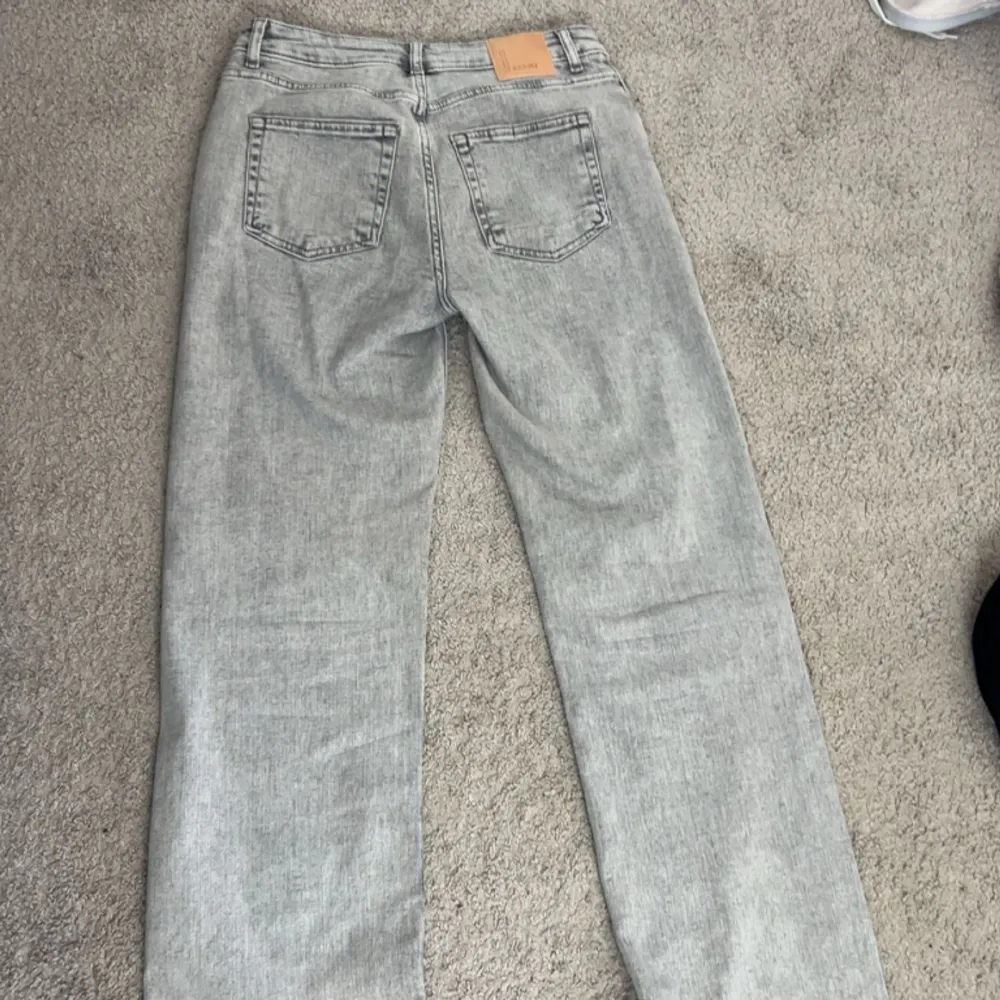 Oanvända gråa jeans från bikbok som var köpta för 700kr🤍 bra skick och inga defekter🤍. Jeans & Byxor.