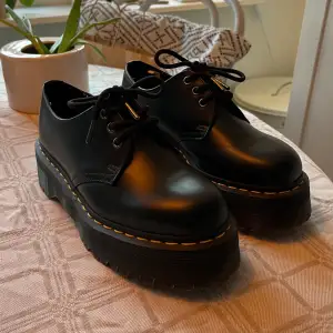 Säljer dessa 1461 Quad Läder Plattformsskor från Dr. Martens i storleken 39! Prövat en gång, annars oanvända och i mycket bra skick 💞 Nypris ligger på 2200 SEK därav prislappen, men är såklart öppen för att diskutera ett eventuellt lägre pris!