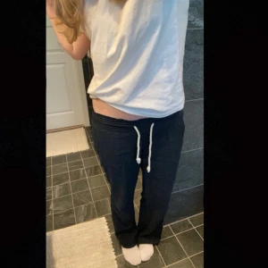 roxy linnebyxor  - säljer dessa supersnygga och trendiga linnebyxor från Roxy, köpta förra året och är i bra skick, inga större tecken på användning, storlek L men passar M och säkert S, jag är 169cm i referens😍 skriv för fler frågor 