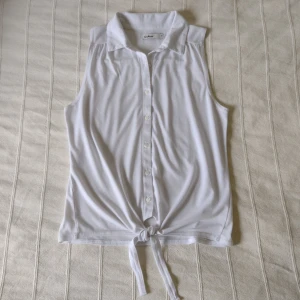 Vit/off white topp/linne/tie top från Cubus, storlek S - Vit/off white topp/linne/tie top från Cubus. 95% viskos och 5% elastan. Storlek S. Tyget är lite "lurvigt"/smånopprigt. Extraknapp medföljer. 