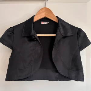 Svart bolero  - Svart bolero. Är i fint skick. Säljs då jag är lite för bredaxlad 