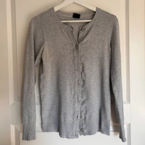 Söt grå kofta - Grå kofta ifrån Cubus. Storlek M. Säljs då den inte kommer till användning 