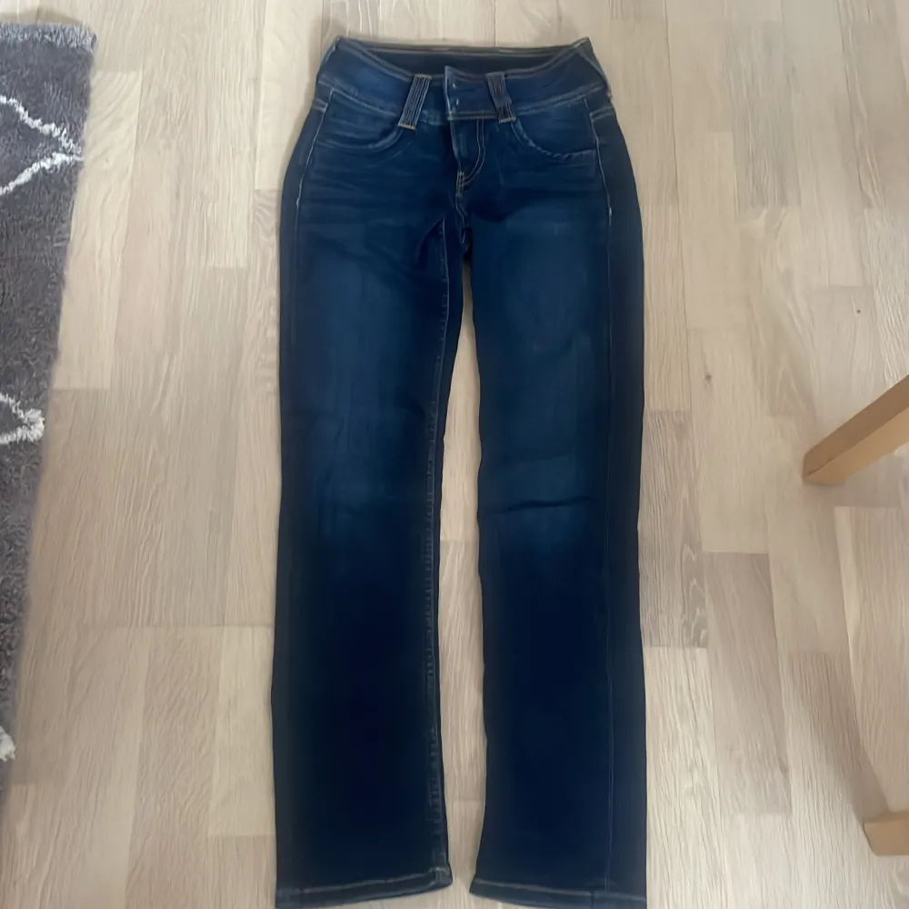  Jättefina låg midjade Jeans som jag har växt ur nu, midja 70 cm hela vägen runt, längden är 96cm ytterkant.. Jeans & Byxor.