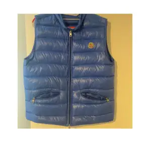 Old season moncler väst, har inte använt den på länge så den är fortfarande i bra skick, storlek 3/M