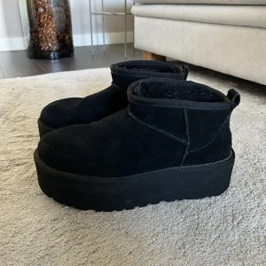 UGGS - UGG Boot 'Classic Ultra' i svart (Använt skick) Storlek 40 och har inga direkta defekter mer än att de är i använt skick.