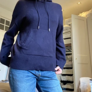 Supersnygg stickad hoodie  - Säljer denna stickade hoodie från Zara. Skitsnygg i bra skick utan defekter. Nypris: 500kr tror jag❣️pris går att diskuteras 